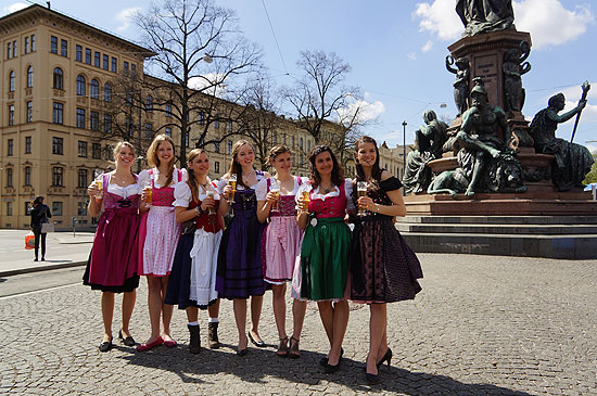 Die Finalistinnen des Castings zur Bayerischen Bierkönigin 2015 Marlene Speck, Isabella Wagner, Stephanie Kleesattel, Theresa Priller, Katharina Walter, Julie Decher, Jennifer Rausch (©Foto: Martin Schmitz)